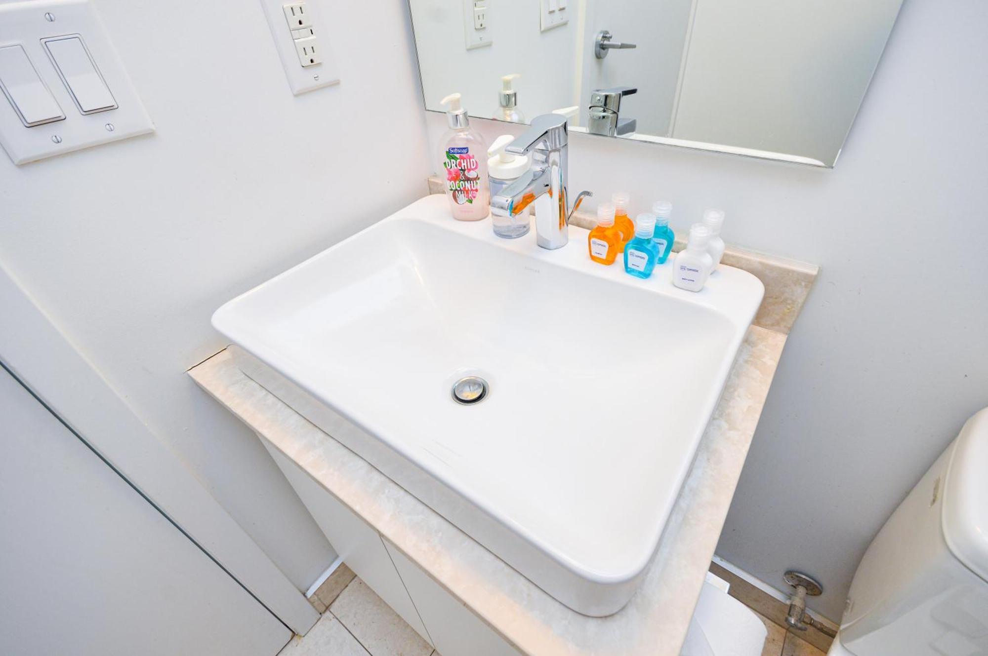 Downtown Toronto Condo Near Cn Tower, Scotiabank Arena, Rogers Centre, Union Station Exterior foto